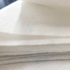 Tapis de sol en feutre non tissé en polyester blanc avec feuille PE